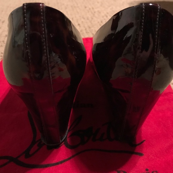Brown tortoise shell color Louboutin wedge shoes. - Picture 3 of 5